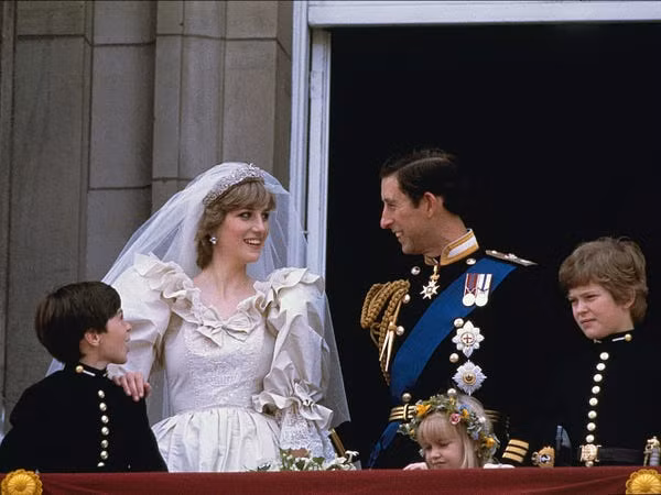 Công nương Diana kết hôn với Thái tử Charles khi vừa tròn 20 tuổi. Hôn lễ của cặp đôi được đánh giá là đám cưới thế kỷ và chuyện tình đẹp của họ được hàng triệu người mến mộ.