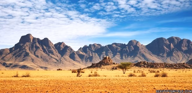 Sa mạc Namib khiến nhiều người thích thú khi là sa mạc lâu đời nhất thế giới. Theo các chuyên gia, sa mạc nổi tiếng này vào khoảng 55 - 80 triệu tuổi.