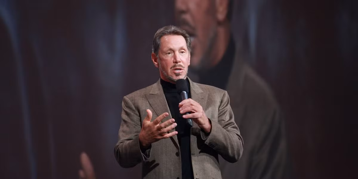 Với niềm đam mê du thuyền, tỷ phú Larry Ellison thành lập đội đua Oracle Team USA vào năm 2000.