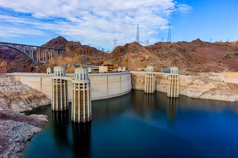 17 máy phát điện của đập Hoover có thể sản xuất tối đa 2.071 megawatts năng lượng thủy điện. Nhờ vậy, đập thủy điện này cung cấp nguồn nước và nguồn điện cho các tiểu bang lân cận.