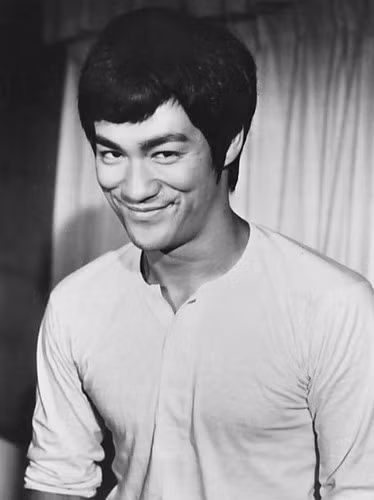 Lý Tiểu Long là một fan cuồng nhiệt của Muhammad Ali. Ông thường xem các trận đấu của vận động viên quyền Anh nổi tiếng thế giới này.