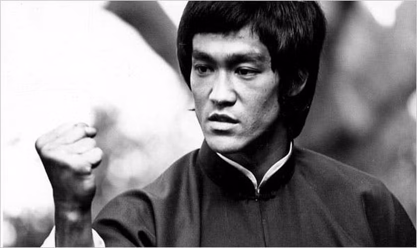 Ít ai có thể ngờ Lý Tiểu Long có thị lực kém. Theo đó, ông từng phải đeo kính áp tròng.