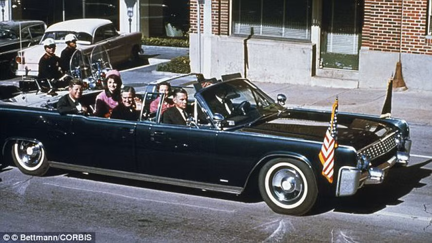 Từ đây, một giả thuyết cho rằng, người đàn ông cầm ô đã ra dấu hiệu cho Lee Harvey Oswald để hung thủ nổ súng ám sát Tổng thống Kennedy.