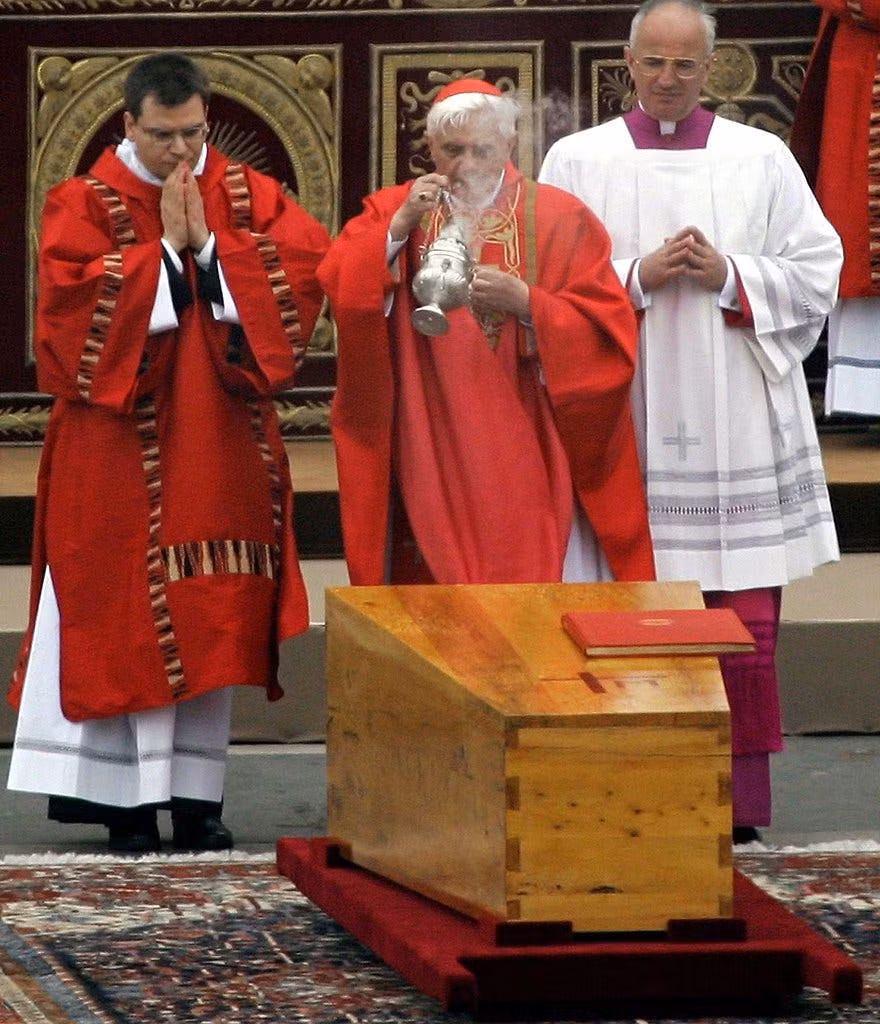 Sau khi kết thúc tang lễ, quan tài 3 lớp chứa thi hài Đức Giáo hoàng John Paul II được chôn cất vào khu mộ bên cạnh những người tiền nhiệm trong toà La Mã hoàng cung tại nhà thờ St Peter.
