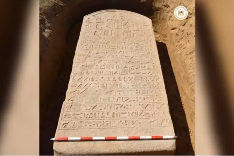 Theo Bộ Cổ vật Ai Cập, một người nông dân sống gần thành phố Ismailia, cách thủ đô Cairo 100 km về phía Đông Bắc, bất ngờ phát hiện một tấm bia đá 2.600 tuổi khi đang cày đất trên cánh đồng.