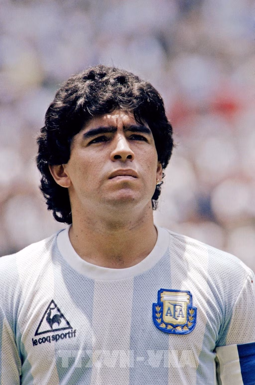 Khi còn sống, ông từng tuyên bố quyên góp tất cả tài sản có được. Tuy nhiên, chỉ hơn 1 tháng sau khi ông qua đời, các con của ông chuẩn bị cho vụ kiện giành quyền thừa kế tài sản từ Maradona.