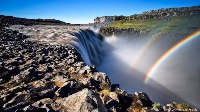 Với chiều cao 45m, rộng khoảng 100m, lượng nước khổng lồ trút từ trên đỉnh thác Dettifoss xuống phía dưới tạo nên cảnh quan ngoạn mục.