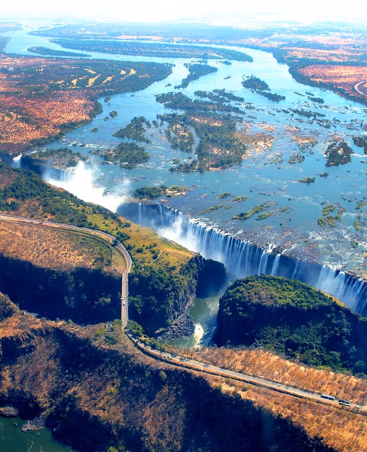 Thác Victoria nằm trên sông Zambezi - con sông dài thứ 4 ở châu Phi và nằm trên biên giới phía nam Zambia và phía tây bắc Zimbabwe, thuộc miền Nam Châu Phi. Năm 1885, nhà truyền giáo đồng thời là nhà thám hiểm người Scotland David Livingstone là người đầu tiên nhìn thấy thác nước hùng vĩ này.