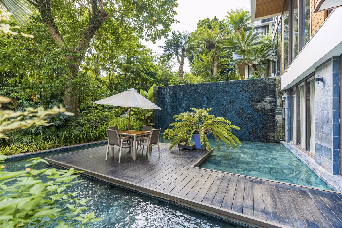 Công trình là biệt thự sân vườn nên vật liệu sử dụng đều từ địa phương. Hệ thống kết cấu bê tông cốt thép, tường gạch đá, tường gạch không nung thân thiện với môi trường. Hoàn thiện nhà bằng sơn, gạch ceramic, đá terrazzo, đá granite.