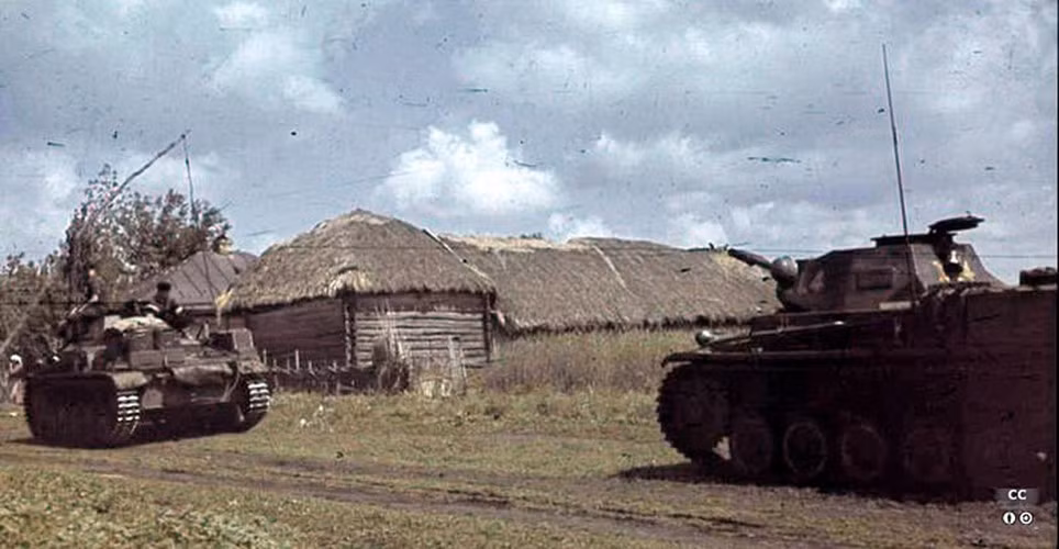 Mặc dù trên bán đảo Crimea có một tuyến phòng thủ rất kiên cố được Liên Xô xây dựng từ trước đó, tuyến phòng thủ này bao gồm cả các trọng pháo chôn ngầm và hàng trăm lô cốt bê tông trải dài quanh cảng Sevastopol, tuy nhiên với chiến thuật Blitzkrieg (chiến tranh chớp nhoáng) dùng các mũi thọc sâu của xe tăng, bộ binh cơ giới Đức, hệ thống các pháo chôn ngầm cung cấp hỏa lực chính cho tuyến phòng thủ này đã bị vô hiệu hóa dần dần. Nguồn ảnh: Chosul.