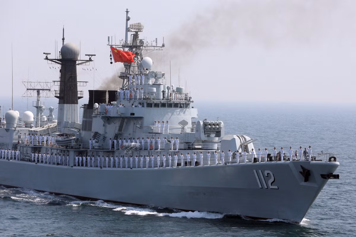 Thậm chí, những chiếc tàu thực hiện nhiệm vụ hộ tống hành trình thời gian đầu đều phải lắp thêm hệ thống thông tin liên lạc vệ tinh và thiết bị trih sát quang điện.