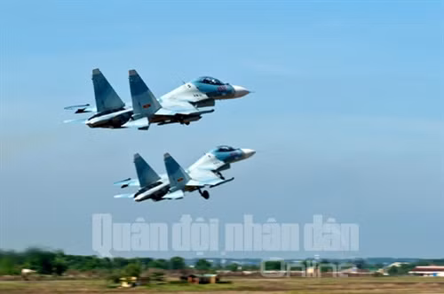 Phi đội Su-30MK2 xuất kích.
