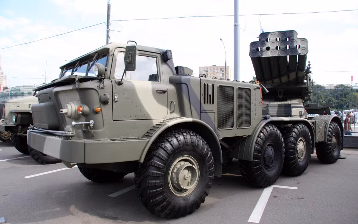 Ngoài ra, phía Ukraine cũng sở hữu pháo BM-27, tuy nhiên họ lại chẳng hề coi trọng hệ thống vũ khí này. Ngược lại, quân đội Ukraine liên tiếp tán dương hiệu năng của HIMARS trên chiến trường, thể hiện rõ ràng kết quả so sánh của hai hệ thống.