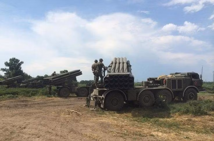 Trong khi đó, hệ thống M142 HIMARS lại sở hữu tầm bắn 70 - 80km, lại sử dụng loại đạn độ chính xác cao, dễ dàng tấn công chính xác mục tiêu mà lại tiêu tốn ít đạn dược, từ đó giảm tổng số đạn cần trang bị.