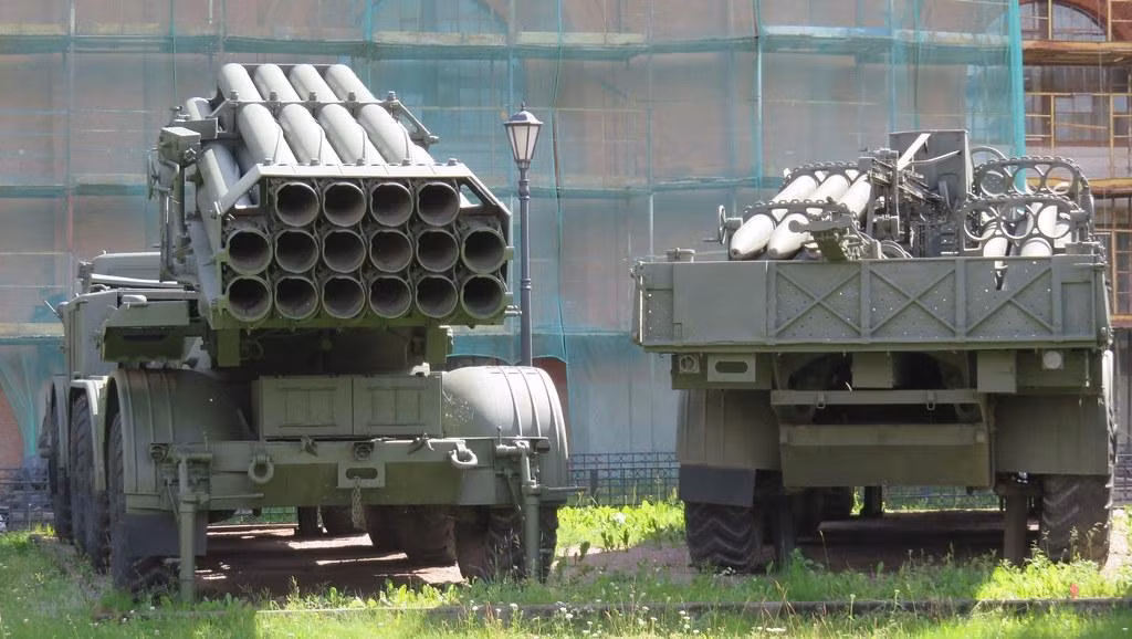 BM - 27 Uragan vẫn là hệ thống MLRS do Liên Xô sản xuất, vì vậy hệ thống này sử dụng nguyên lý khai hỏa diện rộng nhằm tiêu diệt mục tiêu, một phần cũng do vẫn sử dụng các loại tên lửa có độ chính xác thấp. Ngoài ra, tầm bắn của loại pháo này vẫn còn khá hạn chế.