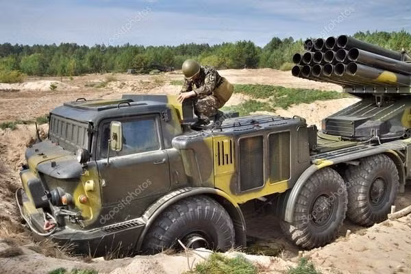 Pháo phản lực phóng loạt BM-27 Uragan chính thức phục vụ trong quân đội Nga từ năm 1975, là thế hệ nâng cấp tiếp theo của mẫu pháo BM-21 Grad nổi tiếng.