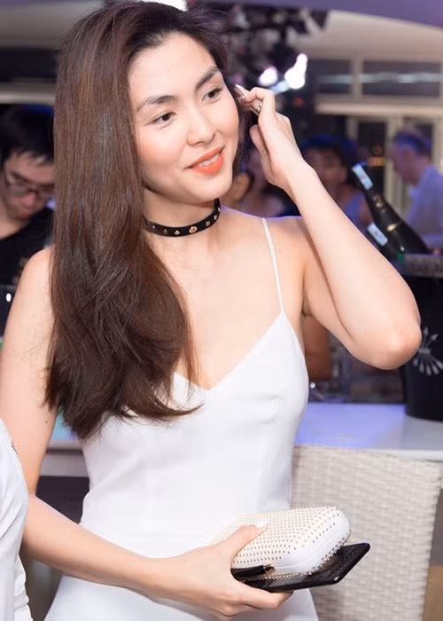 Tại tiệc cưới, nữ diễn viên thu hút sự chú ý khi diện váy 2 dây tông màu trắng gợi cảm. Ảnh: Thể thao văn hóa