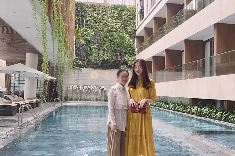Gần đây, Đặng Thu Thảo vướng tin đồn mang bầu khi than thở tăng cân, thường xuyên mặc trang phục rộng rãi và luôn che bụng.
