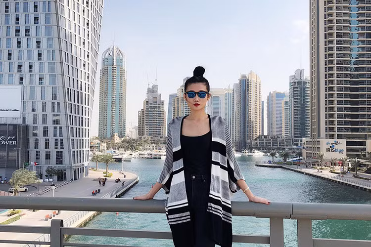 Kha Mỹ Vân tận hưởng kỳ nghỉ ở Dubai sau đám cưới với ông xã ngoại quốc.