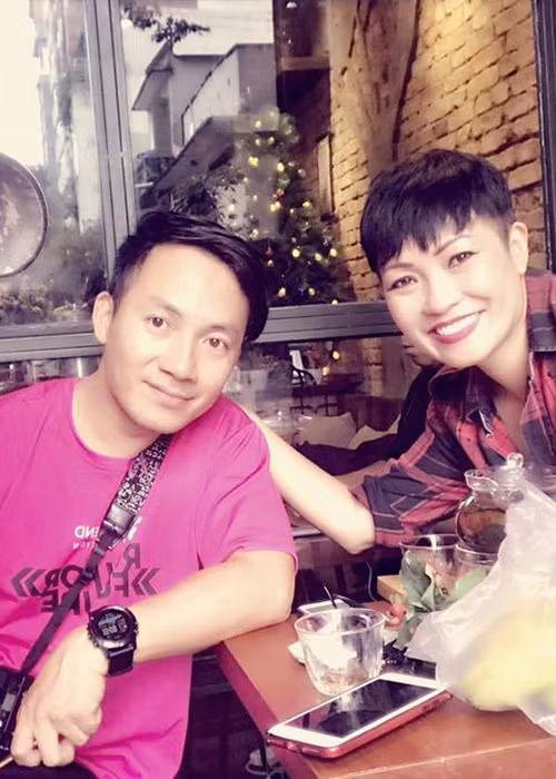Phương Thanh đến thăm Tiến Đạt đang bị thương vì đua xe để kiếm tiền làm từ thiện.