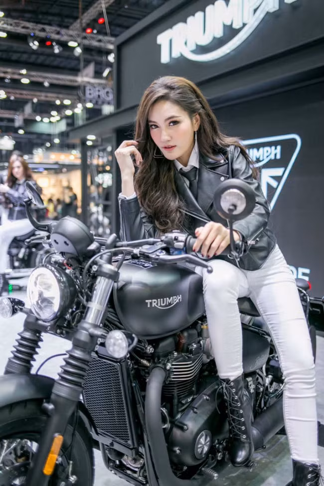 Người đẹp bên xe của Triumph.