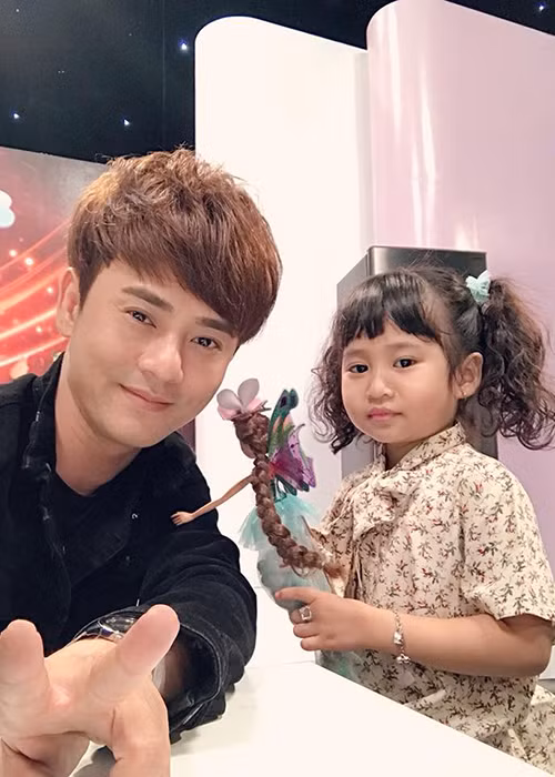 Con gái Ưng Đại Vệ theo bố đi quay chương trình cả ngày.