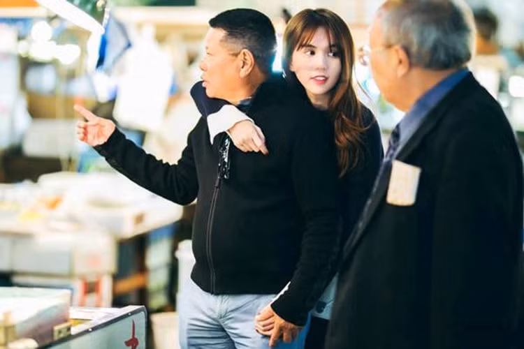 Đang rất mặn nồng, ngày 23/1/2017, Hoàng Kiều bất ngờ tuyên bố kết thúc mối tình ông cháu kéo dài 3 tháng với Ngọc Trinh. Ảnh: Zing