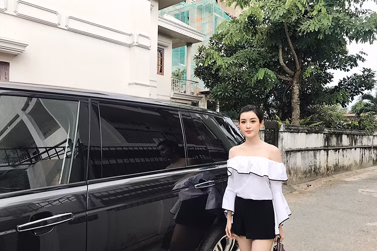 Huyền My đăng tải hình ảnh cũ đồng thời than thở: “Thời bụ bẫm trắng trẻo nay còn đâu”.
