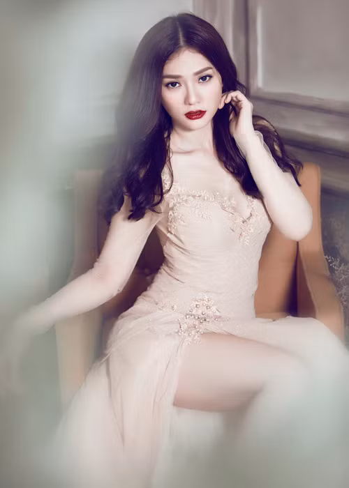 Ngoài nhan sắc, Thu Thủy còn gây chú ý bởi phong cách thời trang. Cô ngày càng mặc gợi cảm. Ảnh: Khám phá