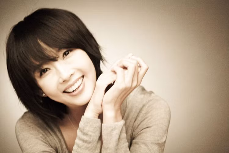 Choi Jin Sil nổi tiếng với vai diễn trong "Ước mơ vươn tới một ngôi sao", "Hương vị tình yêu"...Vụ treo cổ tự tử của cô vào ngày 2/10/2008 gây chấn động.