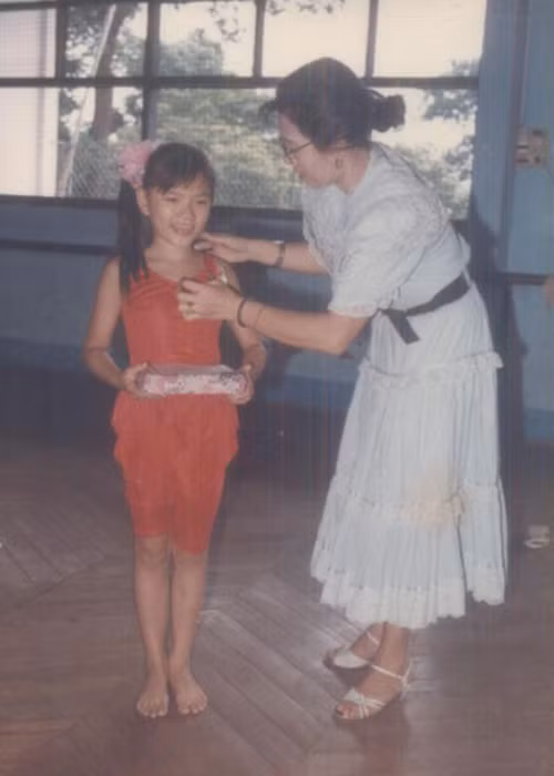 Nữ ca sĩ Thu Thủy sinh năm 1984. Năm 4 tuổi, cô tham gia hoạt động trong Nhà thiếu thi TP HCM. Năm 15 tuổi, Thu Thủy bắt đầu đi hát. Từ nhỏ, cô đã xinh xắn, đáng yêu. Ảnh: Bưu điện Việt Nam