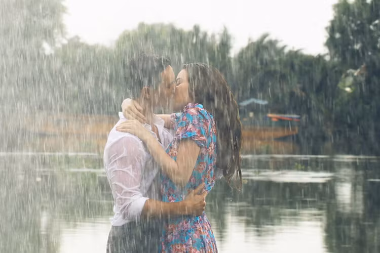 Trong MV, Kim Lý và Hồ Ngọc Hà có không ít phân cảnh tình tứ trong vai chàng sĩ quan và cô ca sĩ phòng trà. Ảnh: Pháp luật số