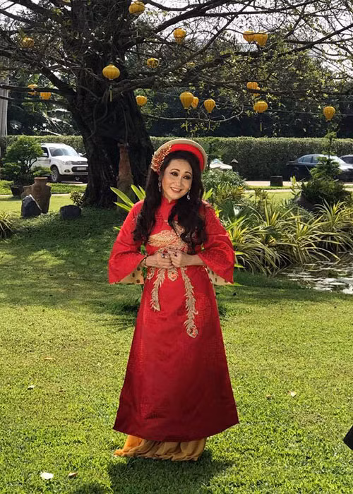 Năm 12 tuổi, Thanh Hằng được mẹ là nghệ sĩ Kim Thoa gửi theo đoàn cải lương Thanh Minh, Thanh Nga.