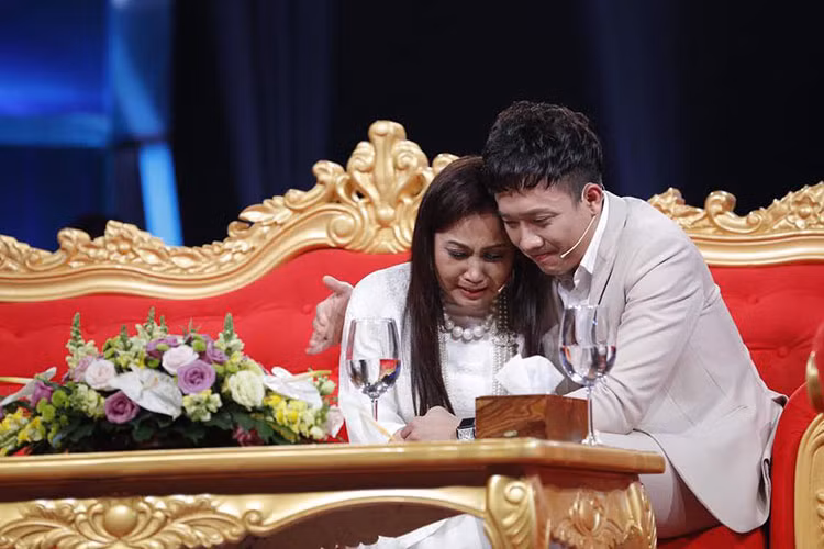  Nghệ sĩ Thanh Hằng gây ồn ào những ngày vừa qua. Xuất hiện trong tập 5 Sau ánh hào quang, Thanh Hằng cho biết cuộc hôn nhân đầu tiên của cô tan vỡ bởi chồng cũ có máu đỏ đen, vũ phu.