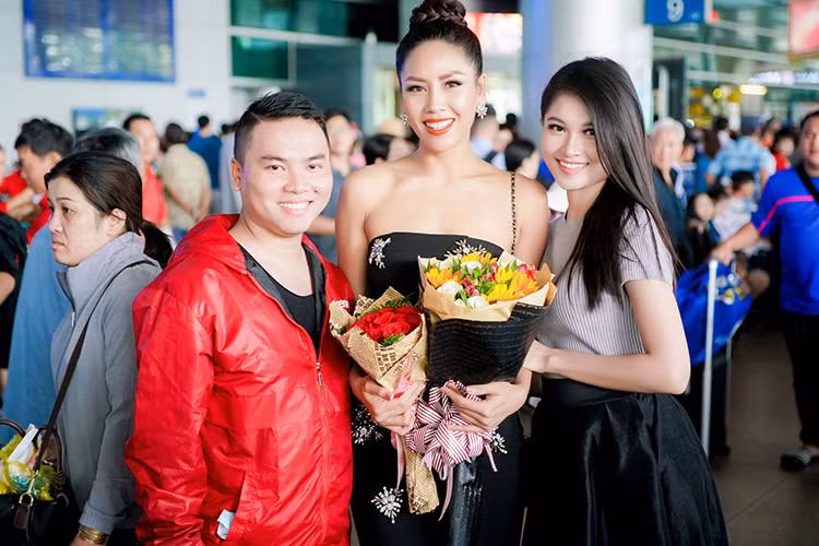 Hình ảnh Nguyễn Thị Loan xuất hiện rạng rỡ, gợi cảm trong bộ váy màu đen họa tiết hoa tại sân bay.