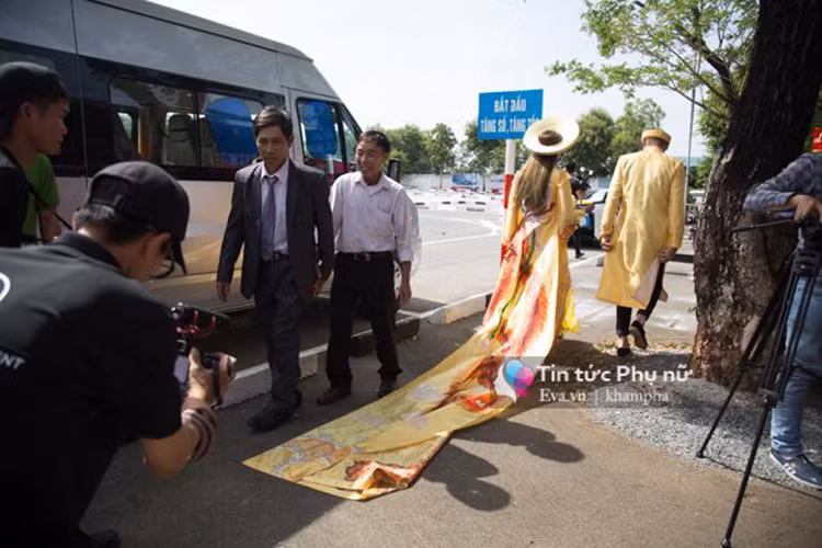 Chồng của Lâm Khánh Chi cũng diện áo dài tông màu vàng khi về nhà riêng thực hiện lễ gia tiên. Ảnh: Khám phá