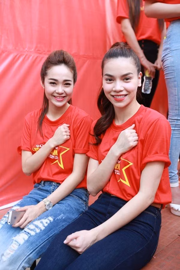 Hồ Ngọc Hà - Minh Hằng từng diện đồ đôi, cười tươi rói bên nhau
