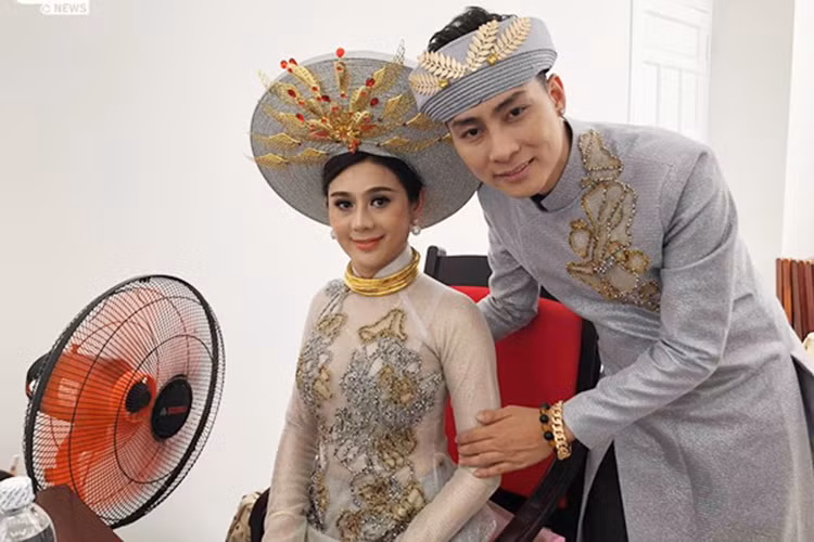 Lâm Khánh Chi và chồng tiếp tục thay trang phục chuẩn bị cho các nghi thức tại lễ cưới. Ảnh: Thể thao văn hóa
