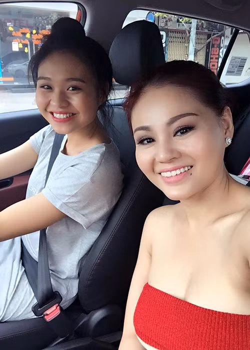 Ngoài dao kéo vòng 1, Lê Giang còn căng da mặt bằng chỉ, tiêm filler, độn cằm để gương mặt tươi trẻ. Ảnh: FBNV