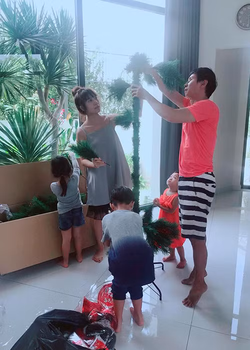 Vợ chồng Lý Hải - Minh Hà cùng các con tất bật trang trí nhà cửa để đón Giáng sinh 2017 từ đầu tháng 12.