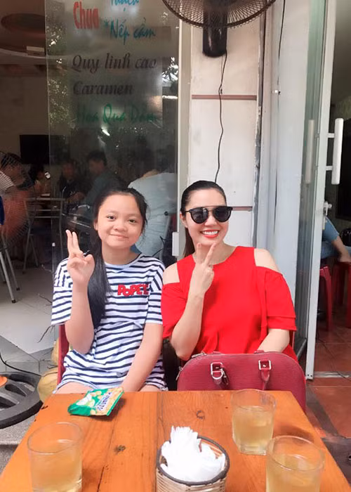 Ngọc Anh được nhiều người theo đuổi dù từng một lần đò. Tuy nhiên, cho đến hiện tại, cô vẫn quyết định làm mẹ đơn thân, dành thời gian cho bản thân và con gái.