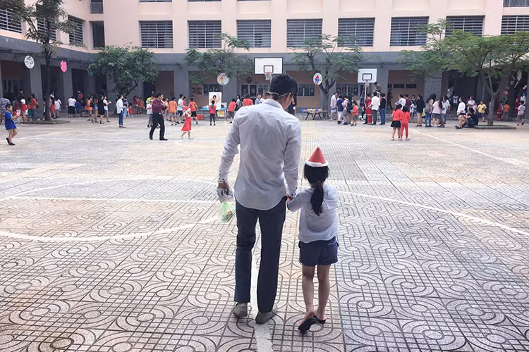 Ông xã Thủy Tiên thường xuyên lái xe đưa bé Bánh Gạo đi học.