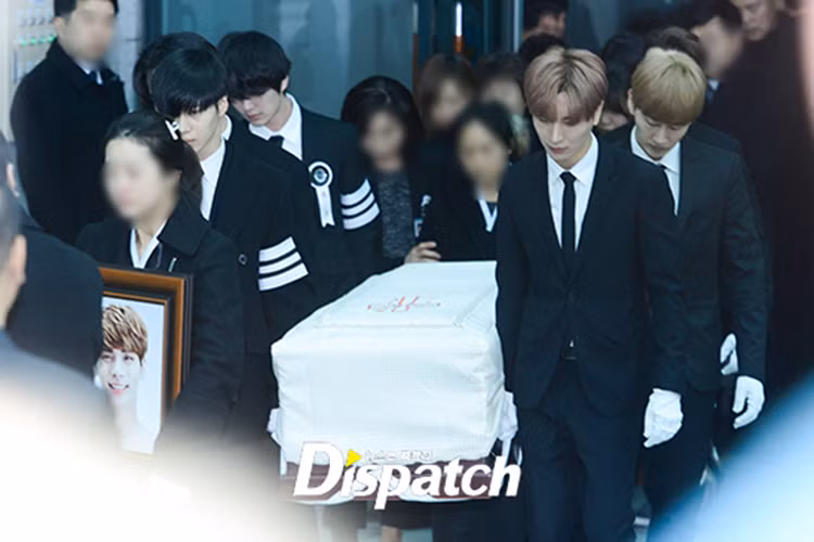 Key, Onew, Taemin (Shinee) và các thành viên nhóm Super Junior khiêng linh cữu của Jonghyun ra xe đến nơi chôn cất.