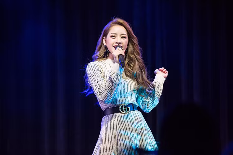 Tháng 10/ 2017, Chi Pu tung MV đầu tay “Từ hôm nay”. Giọng hát của cô bị chê yếu và phô, không hợp làm ca sĩ. Bất chấp bão khen chê, cựu hot girl tuyên bố sẽ đều đặn ra mắt MV. Ảnh: FBNV
