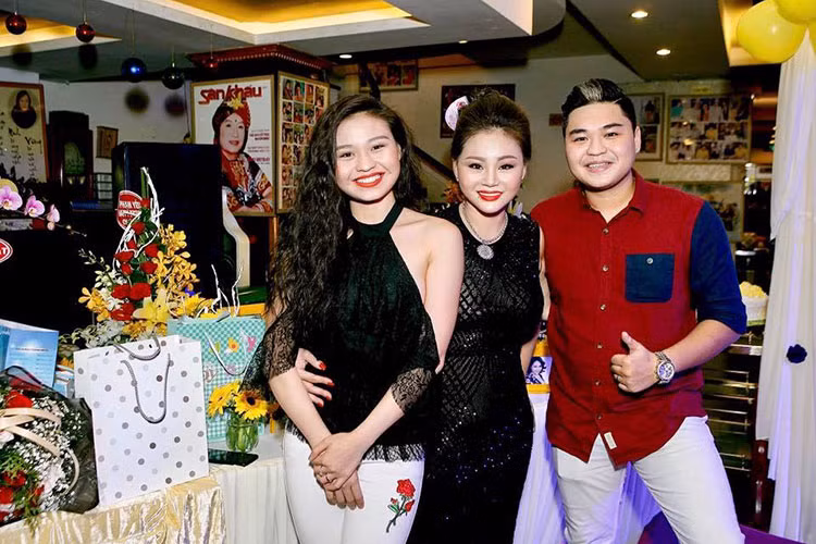 Khoảnh khắc bình yên của Lê Giang bên các con. Gần đây, Lê Giang gây ồn ào khi tố chồng cũ Duy Phương bạo hành. Lập tức, Duy Phương phủ nhận.