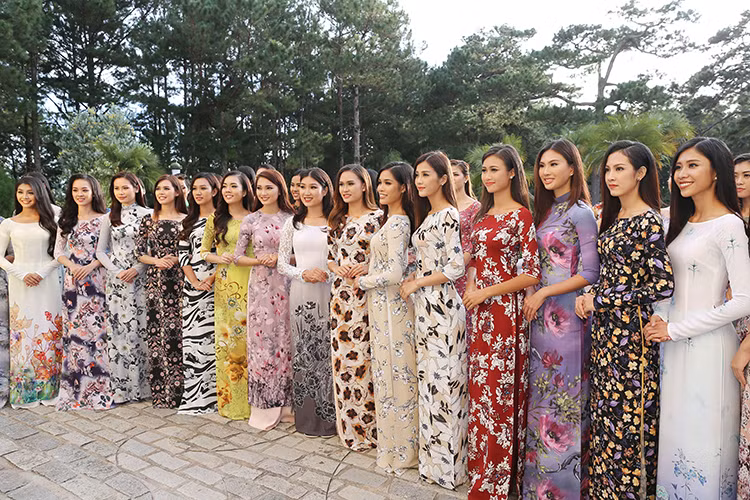 Khép lại những hoạt động tại Đà Lạt, các thí sinh Hoa hậu Hoàn vũ Việt Nam tiếp tục di chuyển về Nha Trang.