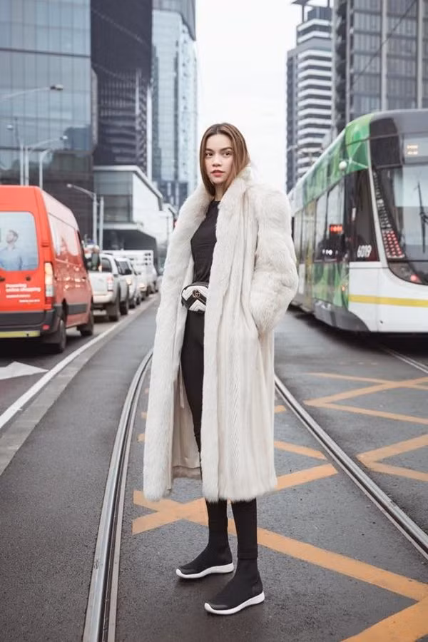 Hà Hồ cũng chọn túi Gucci mini nhưng có viền trắng, tâm đầu ý hợp là vậy, 2 nàng đẹp đều thể hiện phong cách thời trang tinh tế