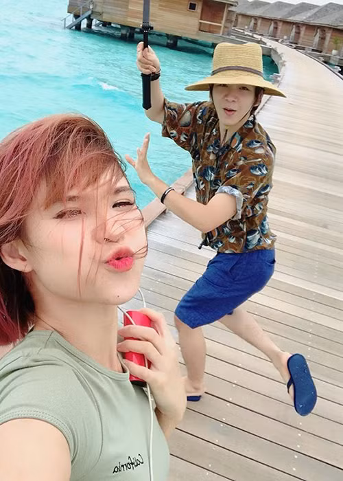 Ở bên nhau, Khởi My - Kelvin Khánh luôn nhí nhảnh. Trong tuần trăng mật, cặp đôi tiếp tục tạo dáng khó đỡ bên nhau.