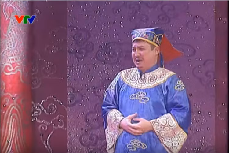 Với lối diễn xuất diễn dáng, Chí Trung tiếp tục tham gia Táo quân 2006, 2007 với vai Táo Xây dựng (trong ảnh), Táo Quan chức. Ảnh: VTV