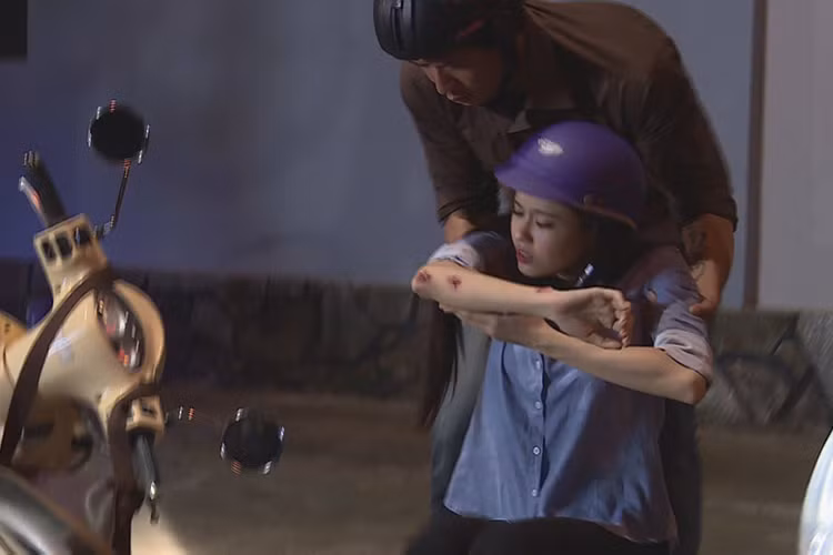 Trong “Thề không gục ngã”, vì quan tâm đến Đông y, Huệ Mẫn đến hiệu thuốc của nhà Bỉnh Long. Lúc này, Bỉnh Long vừa ra tù. Ảnh: Fanpage phim